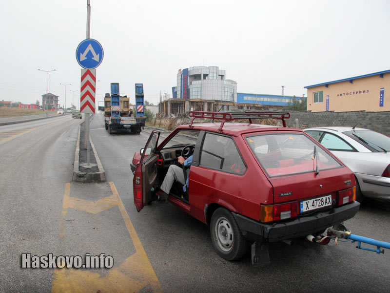 Автомобили чакат да се освободи пътя