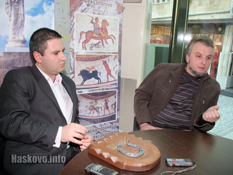 Дарин Божков (в дясно) подари на Красимир Пилев подкова Дарин Божков (в дясно) подари на Красимир Пилев подкова