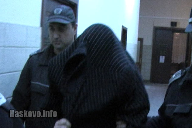 Денис Тюркмен скри лицето си в съда