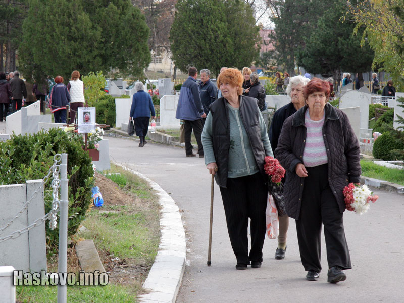 Стотици хора се събраха на гробищата на Задушница