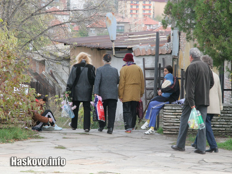 Мургави жени посрещаха от едната страна на гробищата