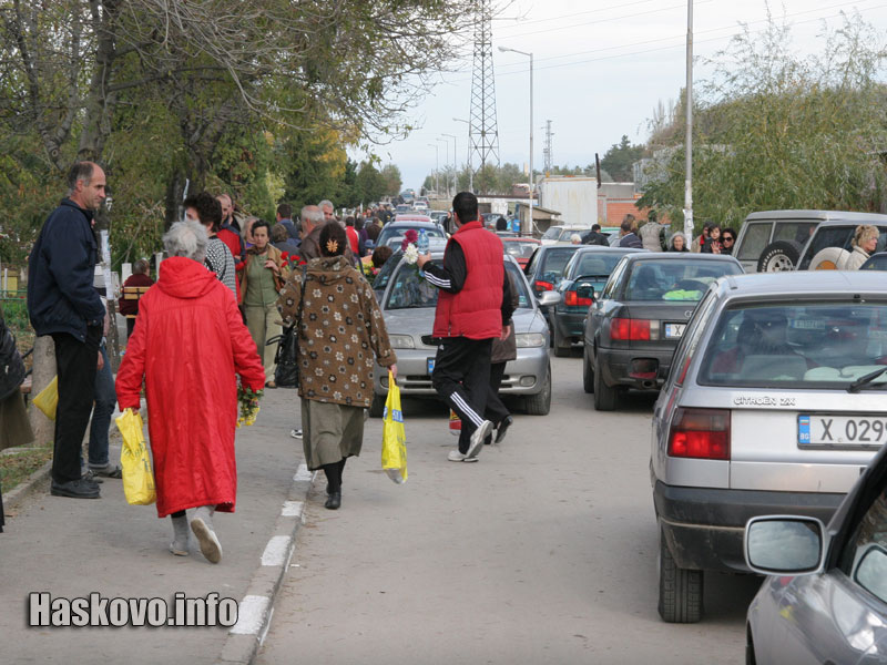 Стотици хора се събраха на гробищата за Задушница