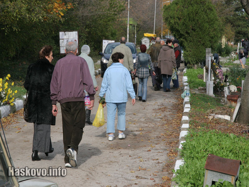 Стотици хора се събраха на гробищата за Задушница