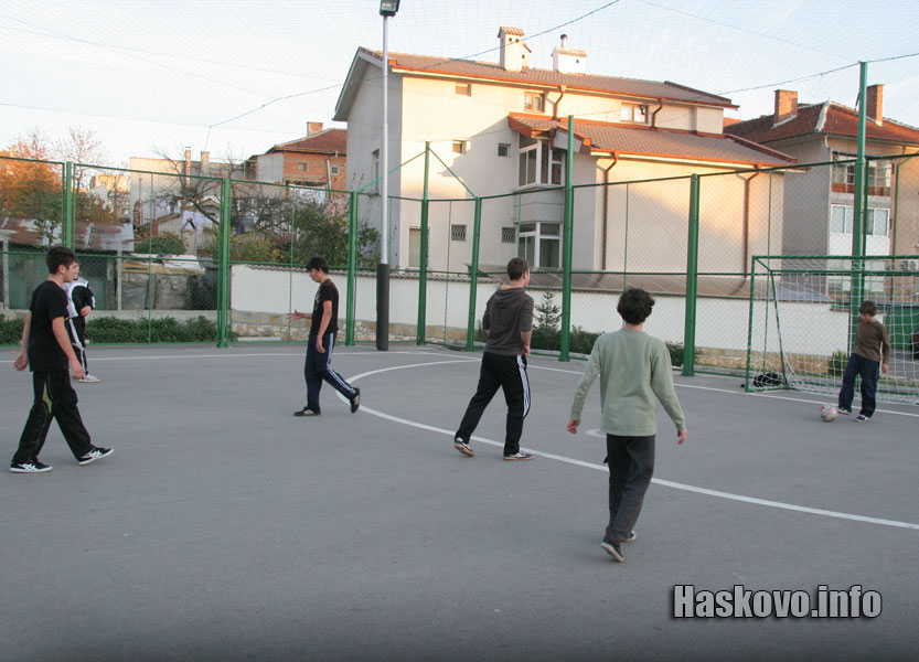 Деца играят футбол