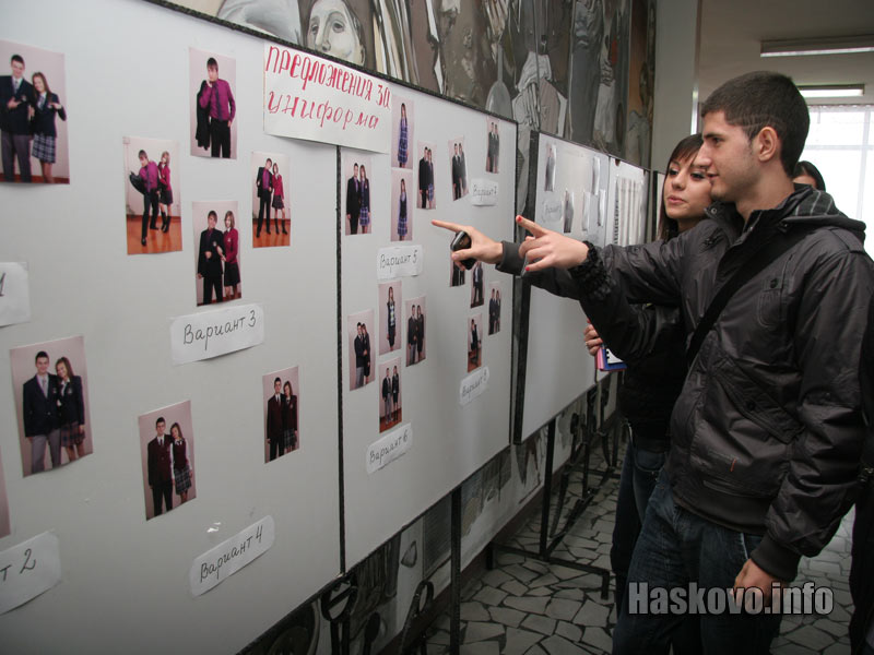 Ученици обсъждат униформите