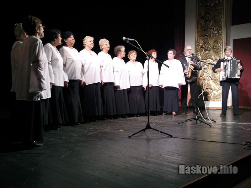 Групата за народни песни и танци към клуба на инвалидите в Хасково