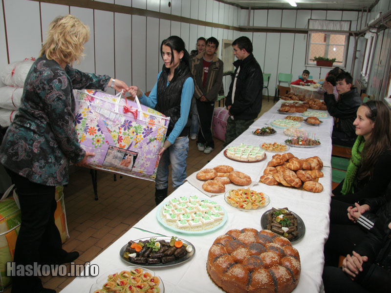 Децата от дома получават подаръци