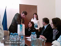 Румен Данев връчи подаръци на ученичките, те раздадоха картички