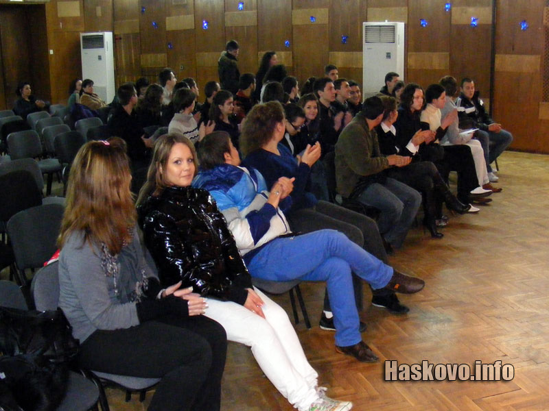 На заседанието присъстваха 34 от 41 членове на парламента