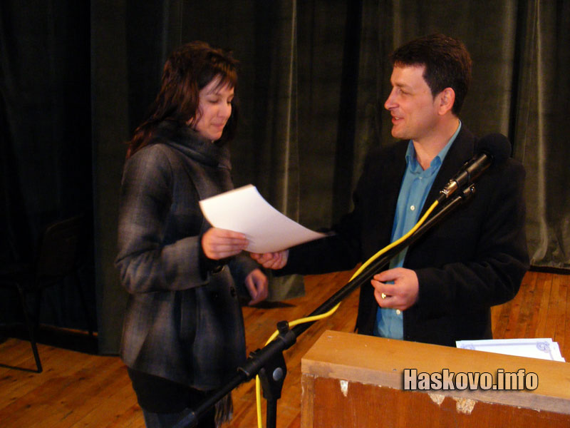 Директорът на Младежки център Деян Янев връчи документите Директорът на Младежки център Деян Янев връчи документите