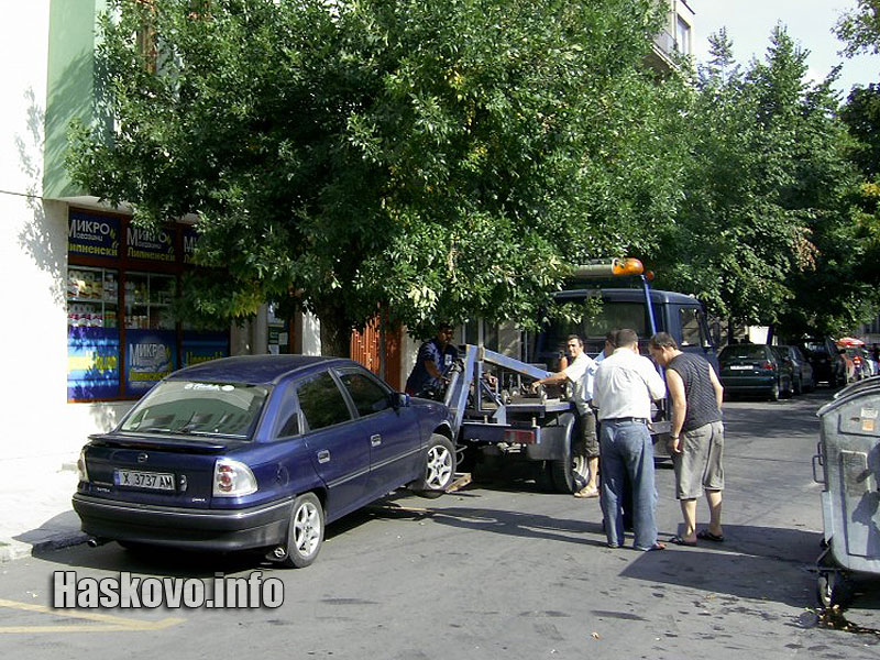 Паяк вдига автомобил