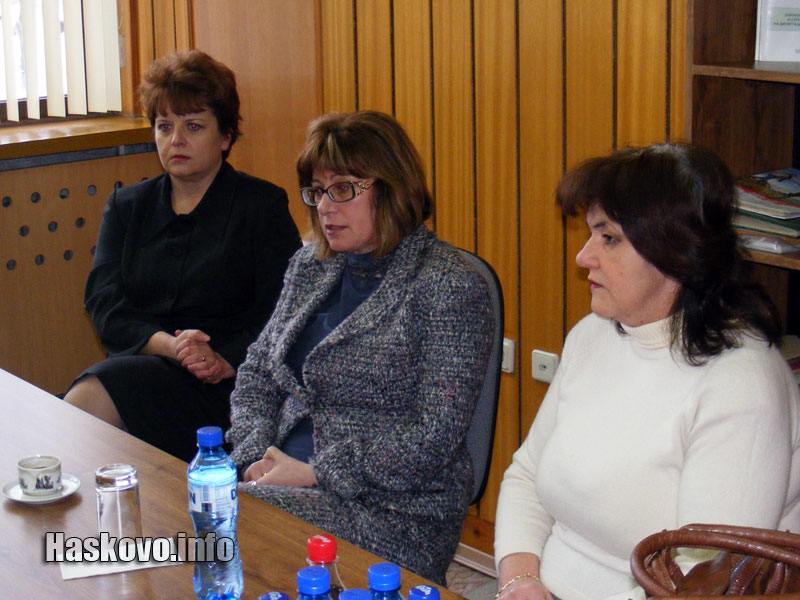 Доц. Веселка Павлова - в средата