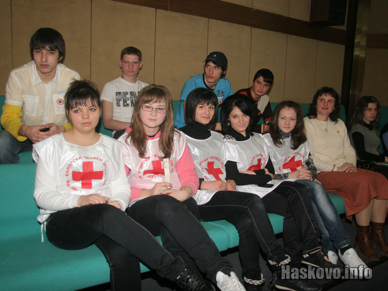 Доброволчите от БЧК и Венета Стойчева