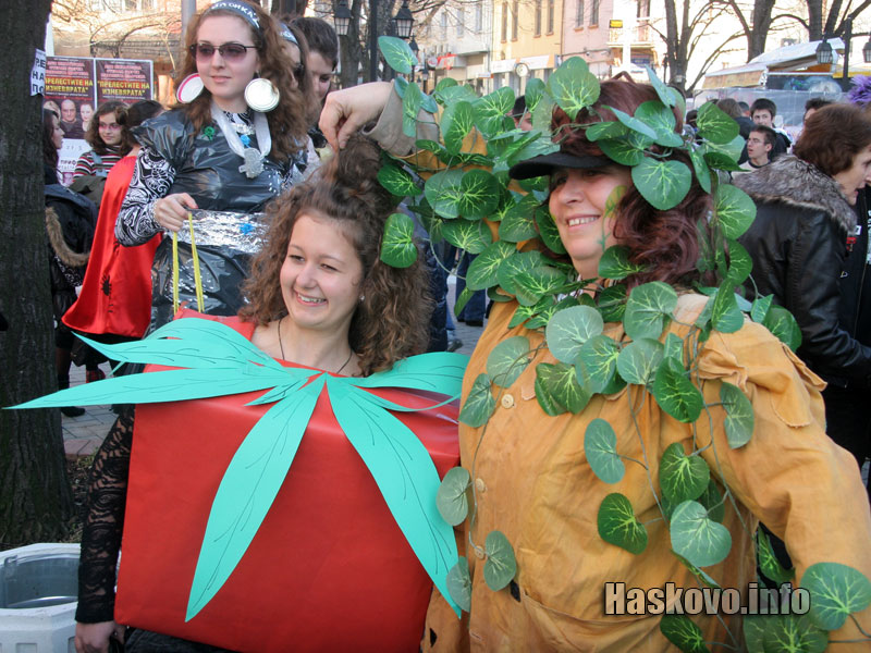 ГМО домат и изчезващ вид дърво ГМО домат и изчезващ вид дърво