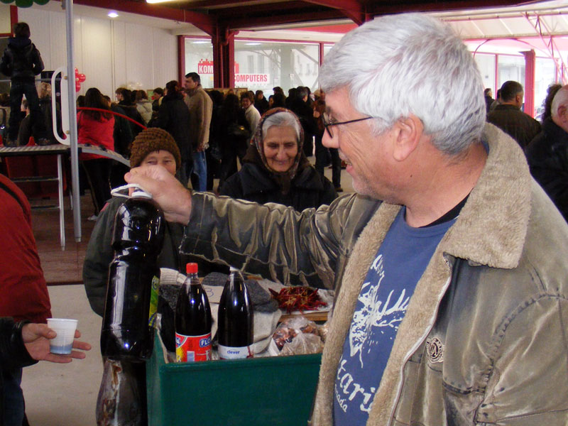 Клиентите оглеждаха най-вече домашното вино