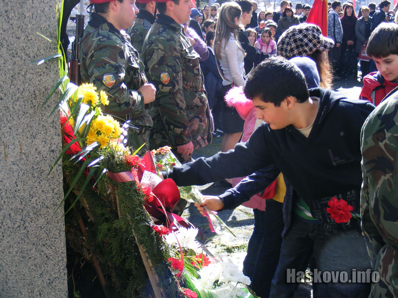 Деца поднасят цветя на паметника в Хасково