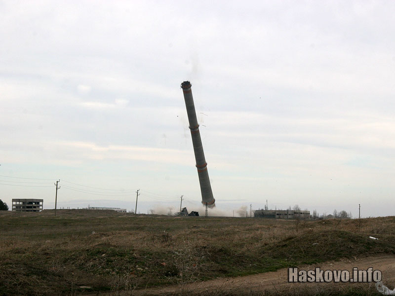 Коминът падна