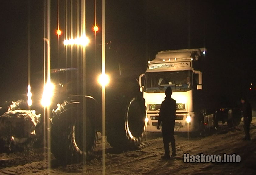 Трактор дърпаше закъсалите тирове