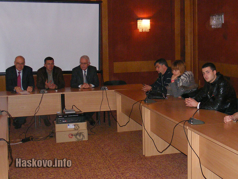 Събранието на ДСБ - Иван Иванов е първият в ляво