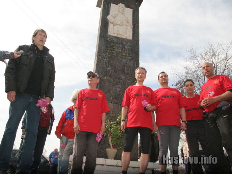 Кметът на Клокотница и част от маратонците