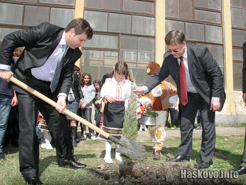 Областният засажда дърво