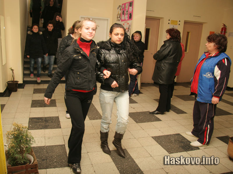 Децата излизат от сградата