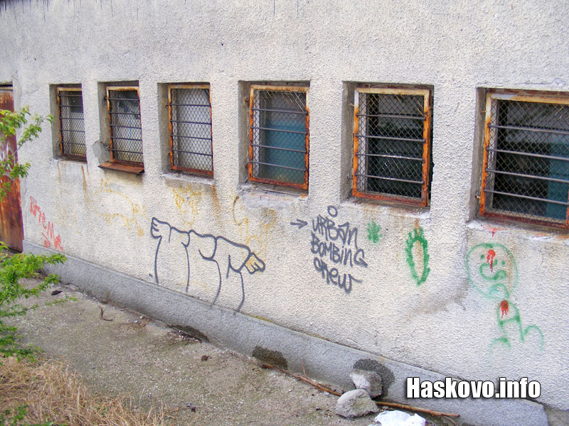 През един от тези прозорци апашите са влезли в съблекалните