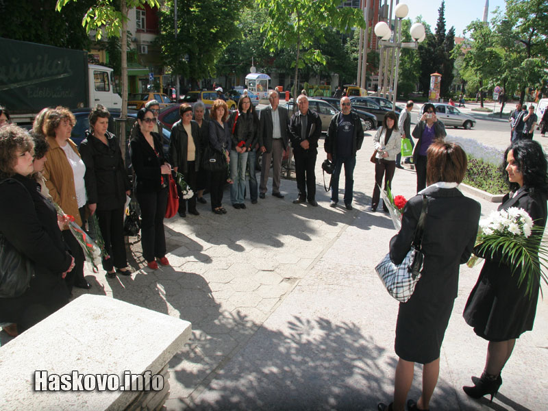 Синдикалисти поднасят цветя