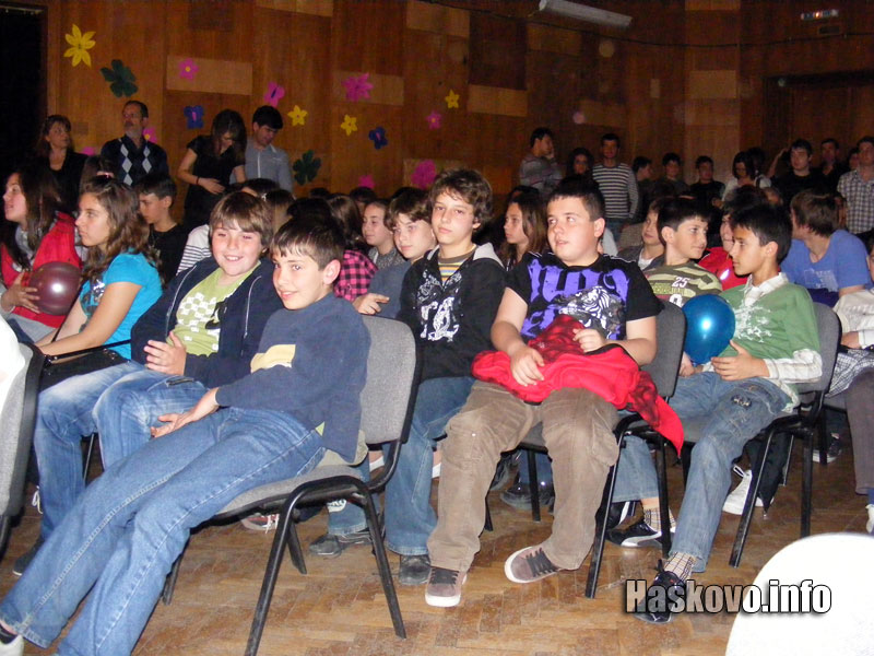 Ученици и учители напълниха залата на Младежки център