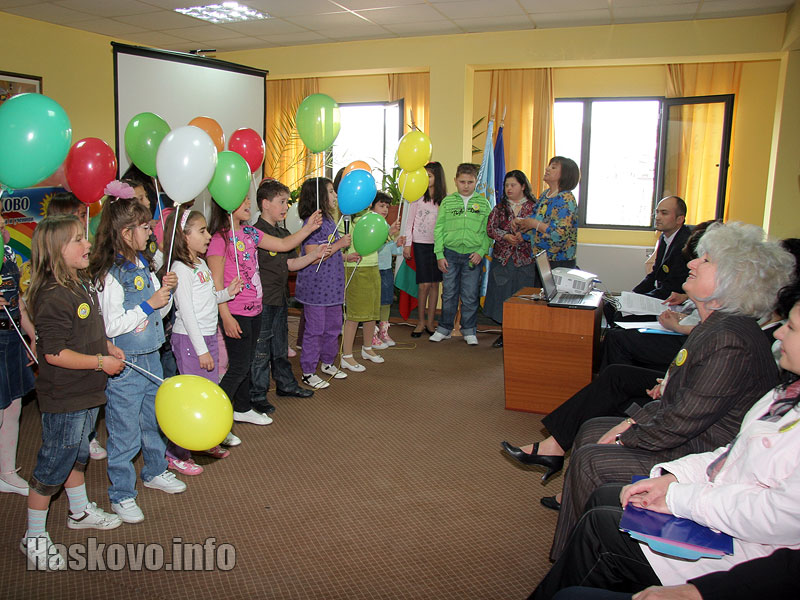 Децата изпяха химна на Ресурсен център - Хасково