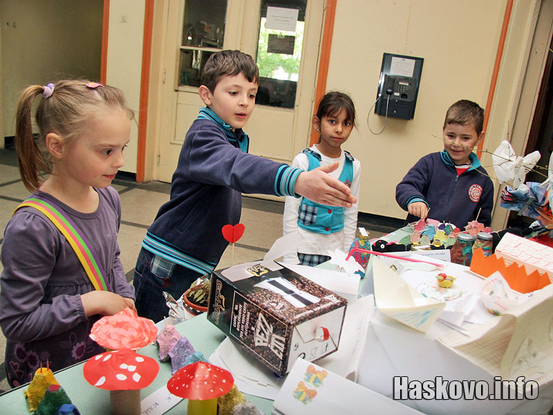 Ученици разглеждат изложбата