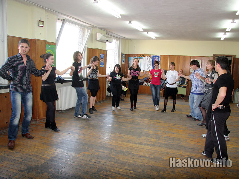 Италиански и български ученици на хорото