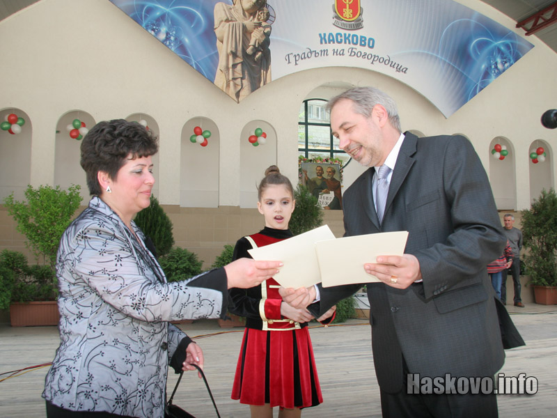 Заслужилите учители получиха награди