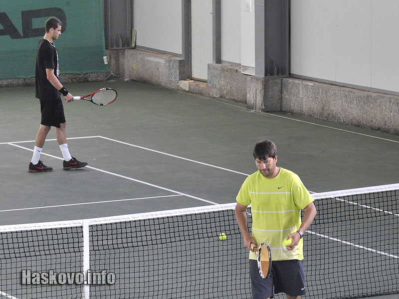 В покритата зала Григор тренира заедно с баща си Митко Господинов