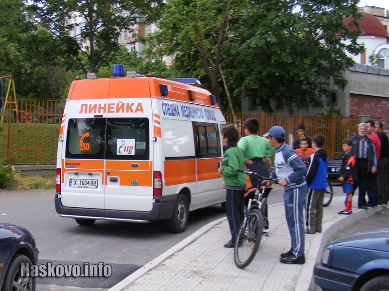 Когато линейката дойде мотопедистът и спътничката му вече си бяха тръгнали