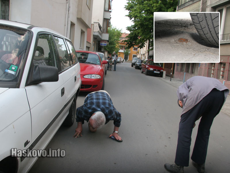 Георги Георгиев търси остатъци от знак под паркиран автомобил