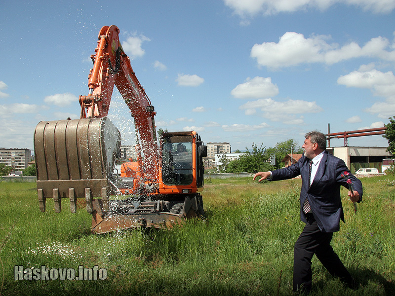 Кметът разбива шампанското Кметът разбива шампанското