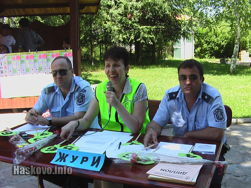 Малина Славова (в средата)