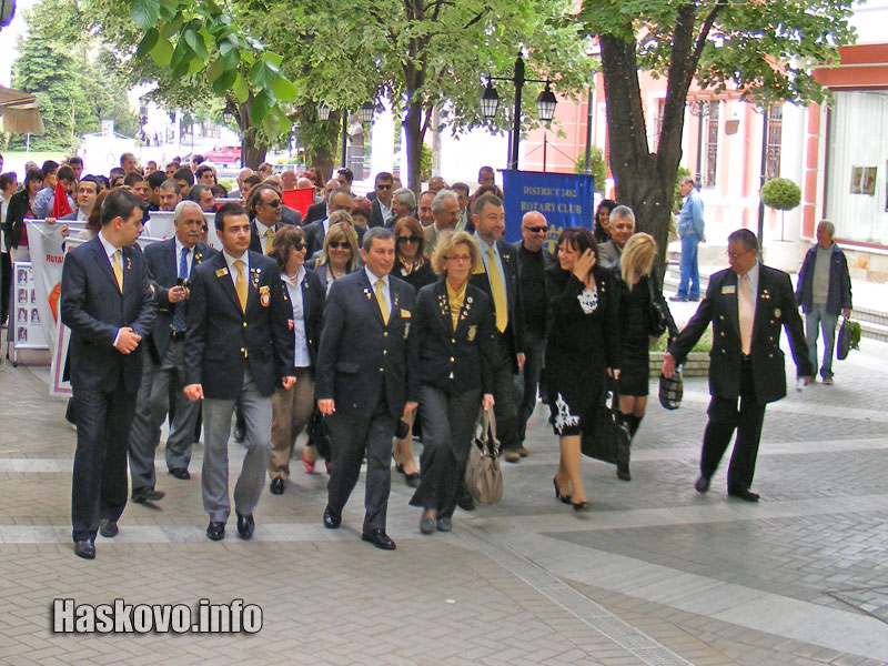 Парадът на знамената