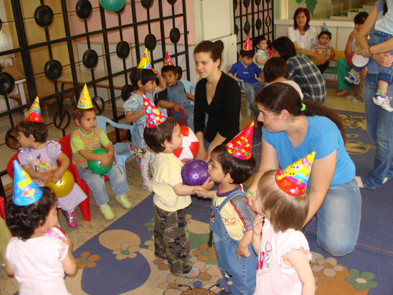 Доброволците с децата