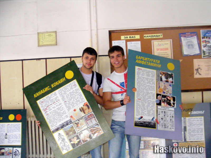 Радослав от 11в и Кристиян от 11д привличат вниманието на съучениците си