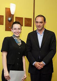 Ел.Михайлова получава наградата си от Мартин Заимов