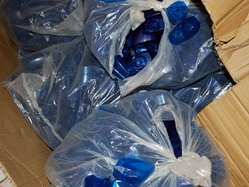 Празни шишета и капачки Празни шишета и капачки