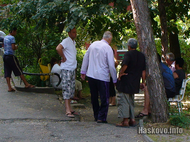 Близки и съседи чакат да чуят, че състояниет она Михаил се подобрява