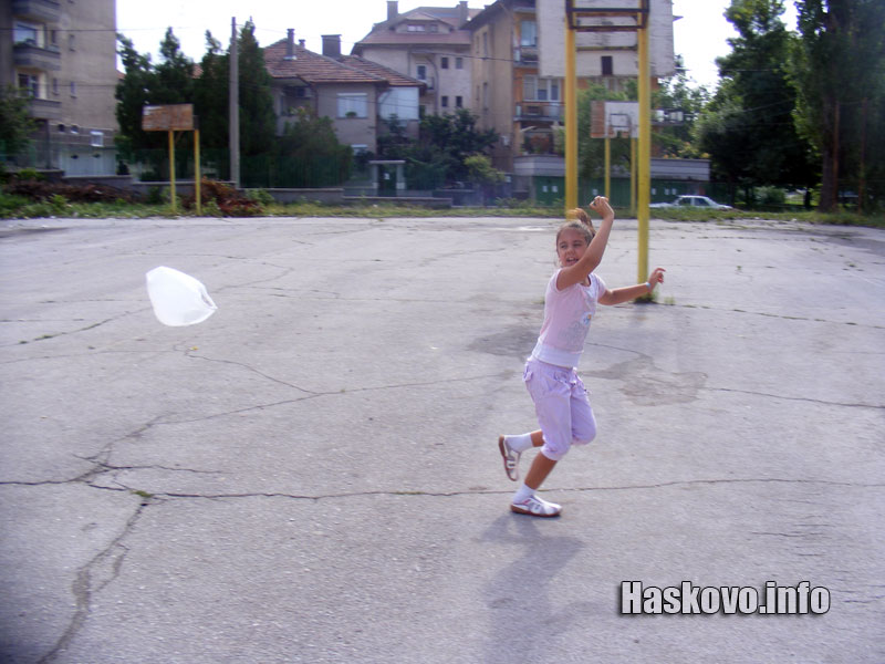 Дете с найлонова торбичка