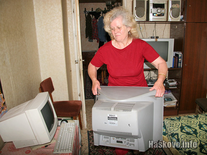 Желязка Тодева показва изгорелия телевизор