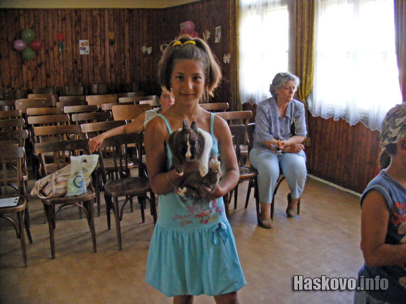 Чаница Денева с нейния заек Чаница Денева с нейния заек