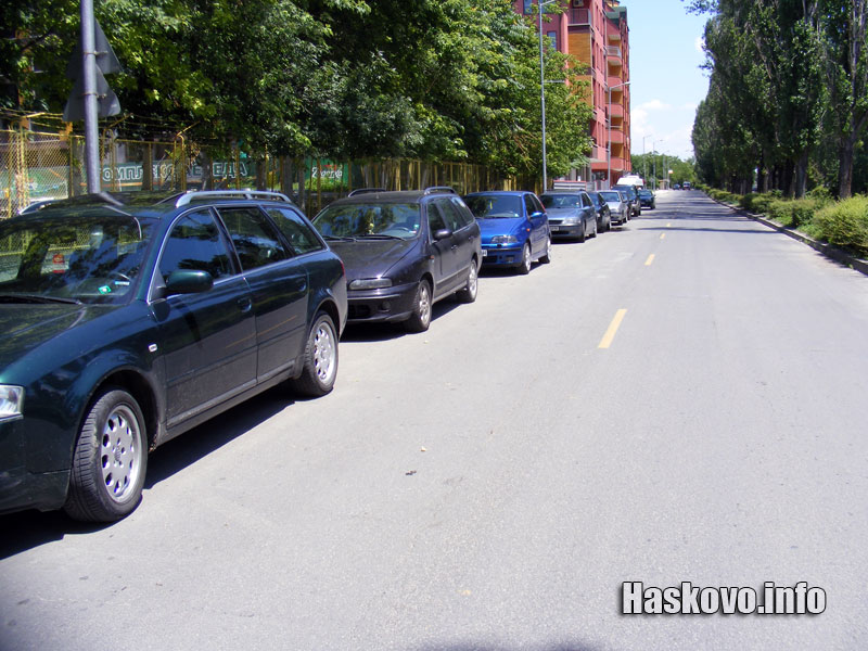 бул. България се превърна в паркинг заради близкия басейн