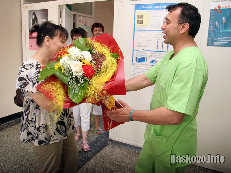 Щастливият татко посреща съпругата си 