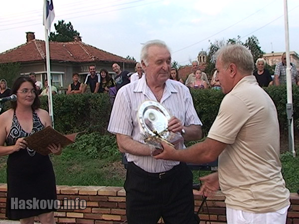 Кметът Наско Колешев връчи плакет на Жеков